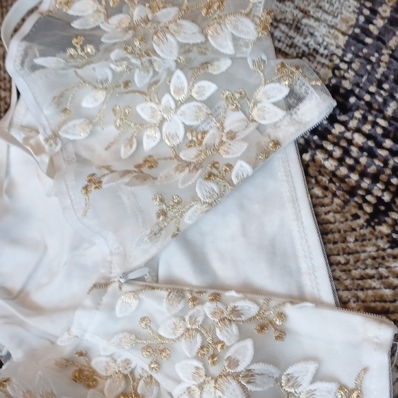 4/$60 Off-White & Gold Floral Bustier Top - Size XS - Picture 9 of 9